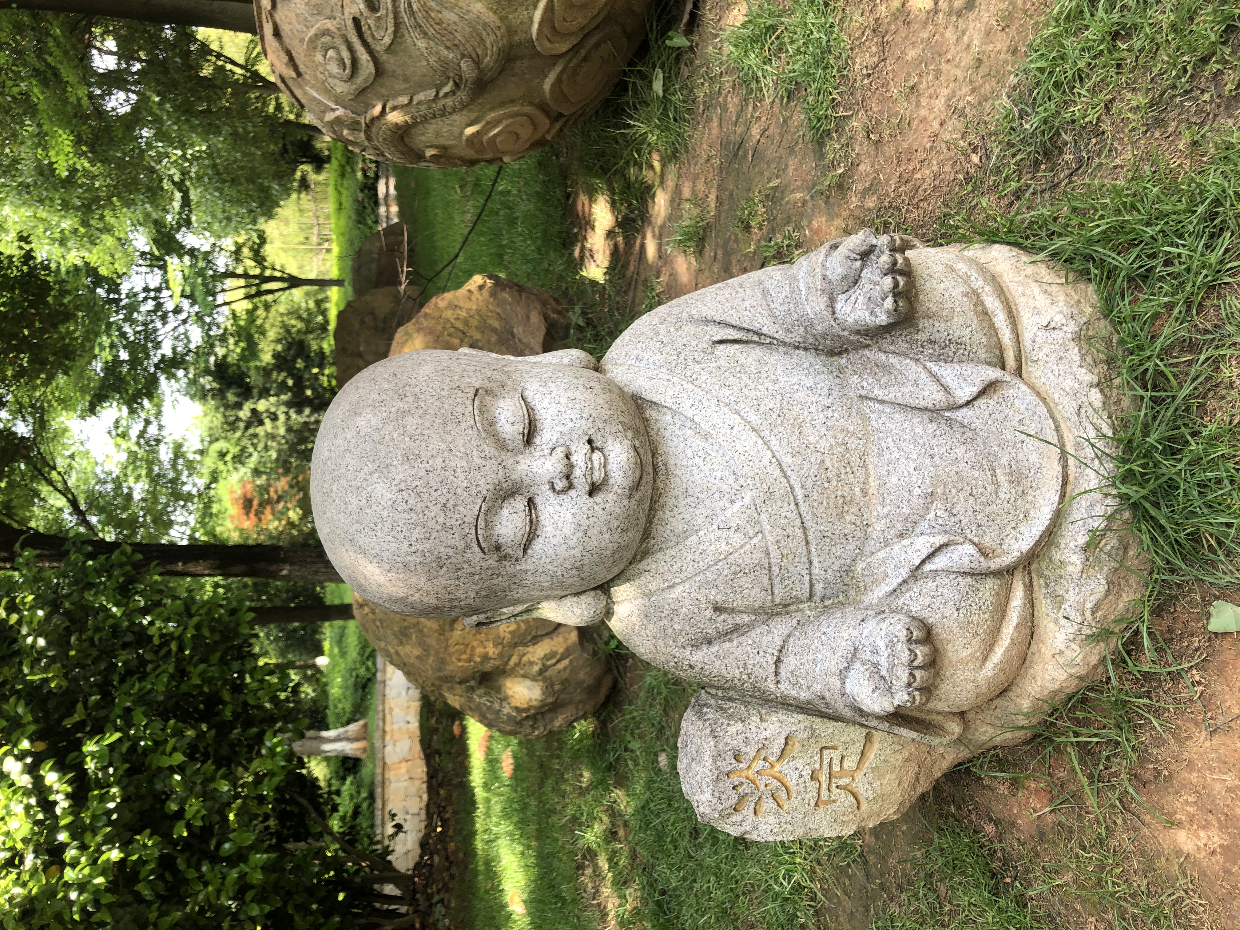 东林寺吃饭路上一小佛像！